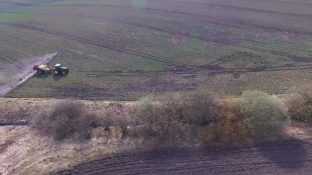 Letecké záběry z traktoru posype řepkové pole s chemikáliemi v rozlišení 4k — Stock video