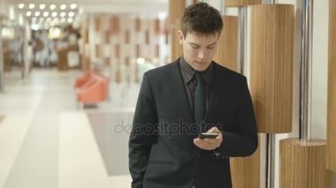 Yakışıklı mutlu işadamı Ticaret Merkezi'nde bir telefon görüşmesi