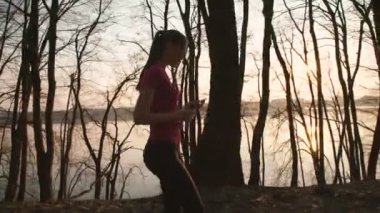 Güzel kız parkta koşmak başlar ve kulaklık 4 k müzik dinlemek