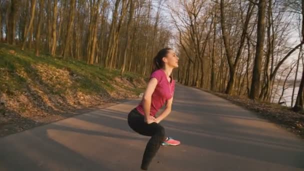 4 k 公園で自然にストレッチ女の子トレーニング — ストック動画
