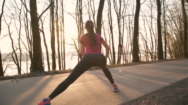 拉伸对自然公园 4 k 的女孩锻炼 — 图库视频影像