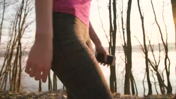 Закрыть девочкам ягодицы и ноги на прогулке в парке. 4K — стоковое видео