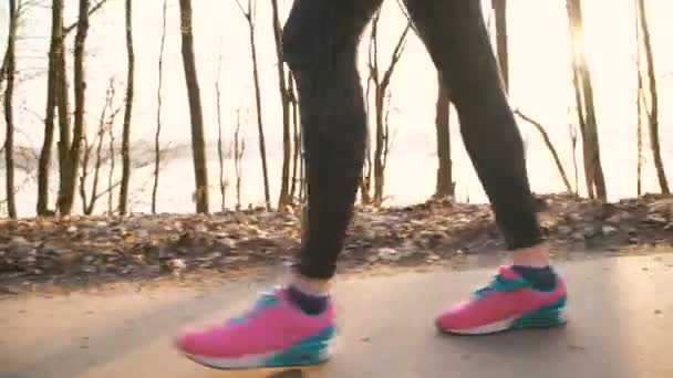 Primer plano de las niñas piernas corriendo en el parque 4K — Vídeo de stock