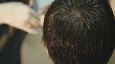 Yakışıklı genç adamın saçını salonu 4 k alır.