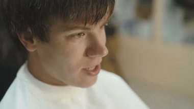 Yakışıklı genç adamın bir saç salonda 4 k konuşurken kurutma alır