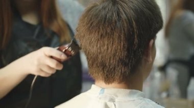 Gülümseme ile yakışıklı adam saçını salonu 4 k alır.