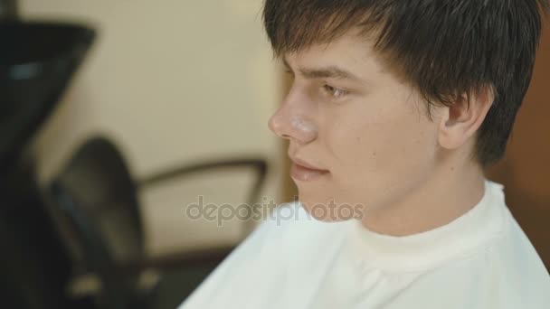 Przystojny, młody człowiek pobiera suszenia włosów w salonie 4k — Wideo stockowe