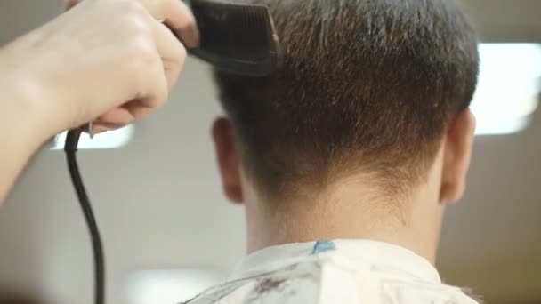 Primer plano de hombre guapo consigue un corte de pelo en el salón 4K — Vídeo de stock