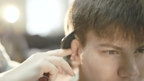 Bonito homem com sorriso recebe um corte de cabelo no salão 4K — Vídeo de Stock