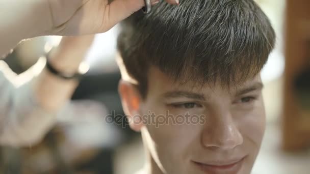 Close up do homem bonito com sorriso recebe um corte de cabelo no salão 4K — Vídeo de Stock