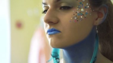 Makyaj sanatçısı BodyArt peahen Carnival ve Cadılar Bayramı için kız 4 k yapma