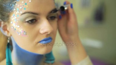 Makyaj sanatçısı BodyArt peahen Carnival ve Cadılar Bayramı için kız 4 k yapma