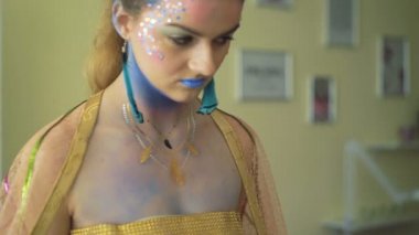 Bak kız peahens bodyart 4 k ile
