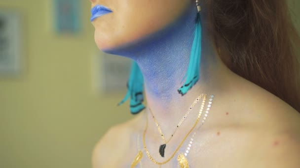 Närbild av processen för peahens bodyart för karneval och halloween för flicka 4k — Stockvideo