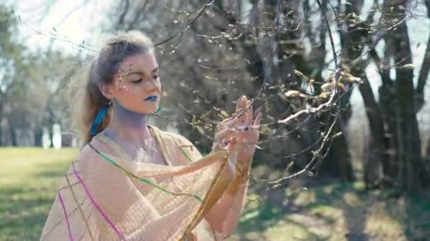 Imagínese el peahen posando en el jardín de primavera temprano en 4K — Vídeo de stock