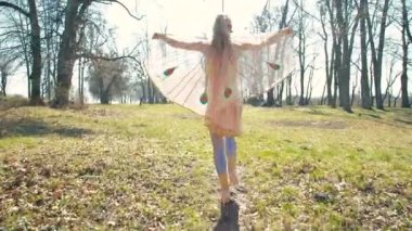 4 k castle civarındaki erken Bahar bahçesinde yürüyüş peahen hayal