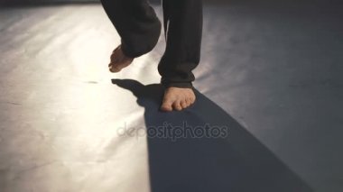 Kavga sırasında taşıma halkası üzerinde erkek bacaklar