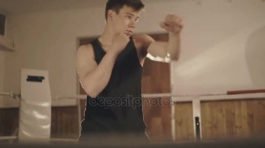 Yakışıklı sporcu eğitim beats bir spor salonunda halkası üzerinde