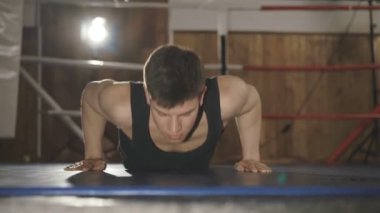 A yakın çekim gönderme yapan erkek ups spor salonunda