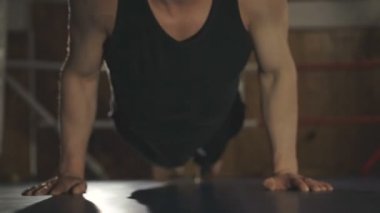 A yakın çekim gönderme yapan erkek ups spor salonunda