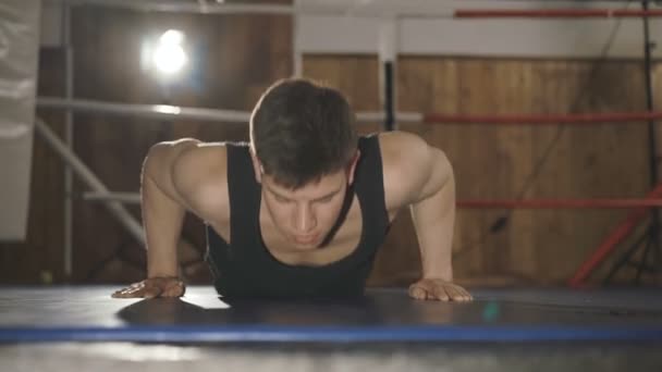 A zblízka člověka dělá push up v tělocvičně — Stock video