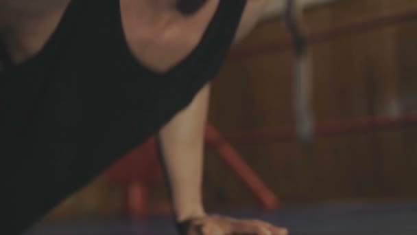 A som närbild av mannen göra push ups i gymmet — Stockvideo