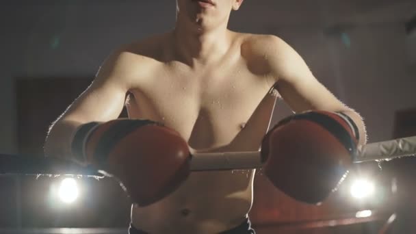 Knappe kickbokser rusten in de sportschool — Stockvideo