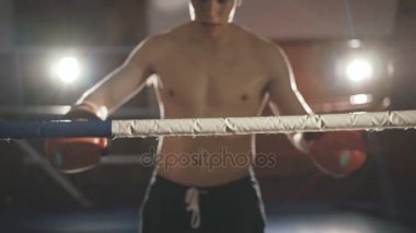 Dinlenme salonunda yakışıklı kick boks. Yavaş yavaş