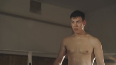 Yakışıklı kick boks boks Studio ortağı ile eğitim sayısı. Yavaş yavaş