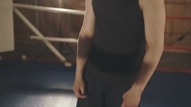El entrenamiento de deportista guapo late en el ring en un gimnasio. Despacio. — Vídeos de Stock