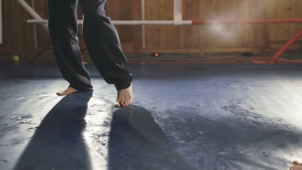 Боксерские ноги движутся по рингу во время боя. Медленно. — стоковое видео
