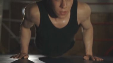 Sporcu gönderme yapıyor bir close-up ups spor salonunda. Yavaş yavaş