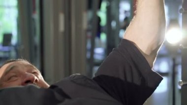Vücut geliştirmeci mu egzersiz halter ile yakın çekim