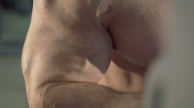 Güçlü yakışıklı vücut geliştirmeci eğitim Dayanıklılık spor salonunda Close-Up