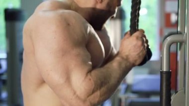 Güçlü yakışıklı vücut geliştirmeci eğitim Dayanıklılık spor salonunda Close-Up