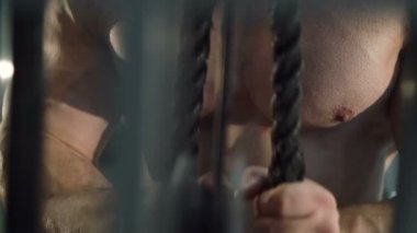 Güçlü yakışıklı vücut geliştirmeci eğitim Dayanıklılık spor salonunda Close-Up