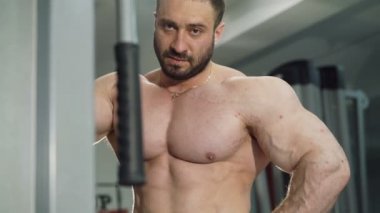 Güçlü yakışıklı vücut geliştirmeci eğitim Dayanıklılık spor salonunda Close-Up