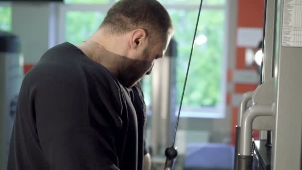 Yakışıklı vücut geliştirmeci egzersiz jimnastik salonu güç simülatörü ile — Stok video