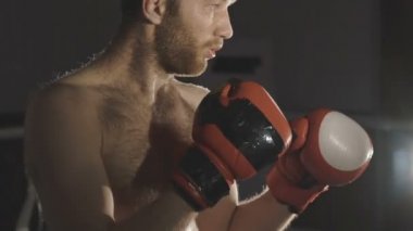 Boksör karanlıkta terlemeleri splatters ile yanak içinde tekme. Yavaş yavaş