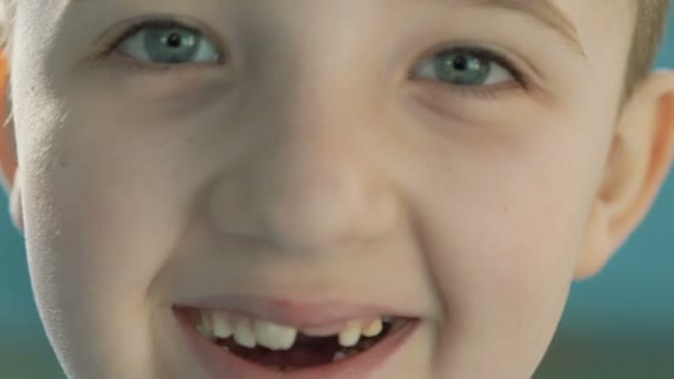 Schöner zahnloser Junge mit großen Augen, der in die Kamera schaut. langsam — Stockvideo