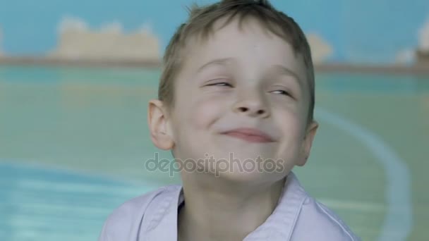 Bonito menino lascado olhando e sinceramente sorrindo para a câmera no ginásio Lentamente — Vídeo de Stock