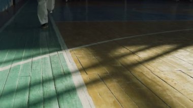 Tek tip spor salonu zemin zemin üzerine bir anda 4 k çalışan erkek bacaklar