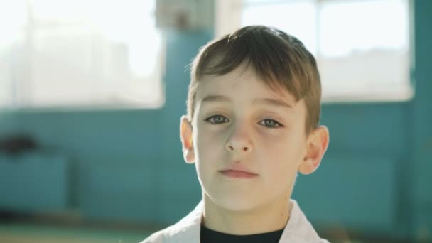 Guapo joven mirando y sinceramente sonriendo a la cámara en el gimnasio 4K — Vídeos de Stock