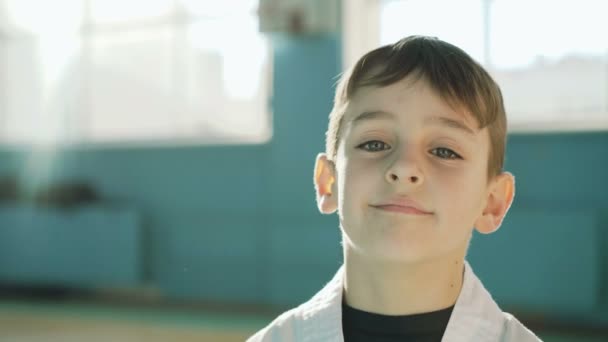 Guapo joven mirando y sinceramente sonriendo a la cámara en el gimnasio 4K — Vídeos de Stock