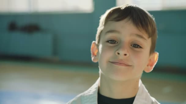 Guapo joven mirando y sinceramente sonriendo a la cámara en el gimnasio 4K — Vídeos de Stock