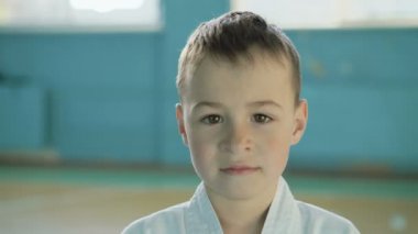 Kırık dişler için kamera 4 k spor salonunda gülme ile komik çocuk