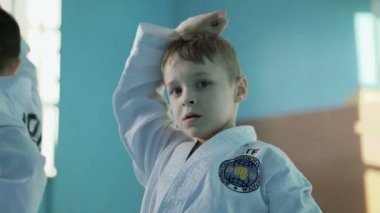 4 k spor salonunda bir taekwondo eğitim komik erkek çocuklar