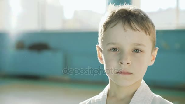 Όμορφος κουρασμένος νεαρό αγόρι ψάχνει και να χαμογελά στη φωτογραφική μηχανή στο γυμναστήριο 4k — Αρχείο Βίντεο