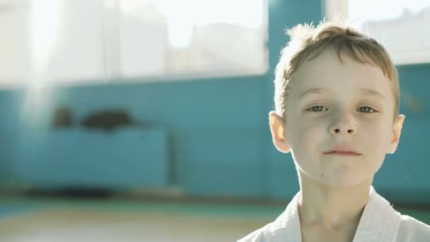 Beau jeune garçon fatigué regardant et souriant à la caméra dans la salle de gym 4K — Video