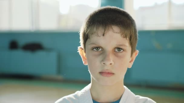 Schöner junger Junge schaut ernsthaft in die Kamera in der Turnhalle 4k — Stockvideo